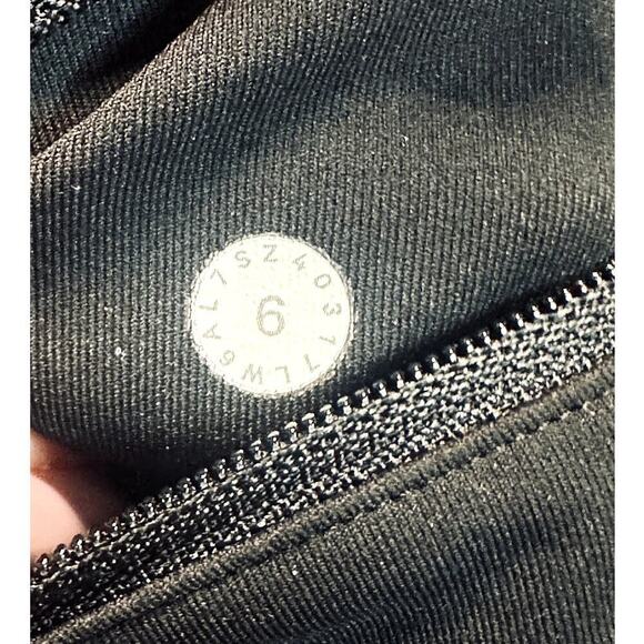 Lululemon Black Athletic Active Mid Rise Capri Leggings Size 6 Yoga Running - Picture 3 of 3